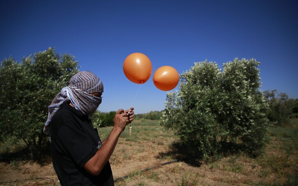 פלסטיני בעזה מכין בלוני תבערה, 15 ביוני 2021 (צילום: Atia Mohammed/FLASH90)