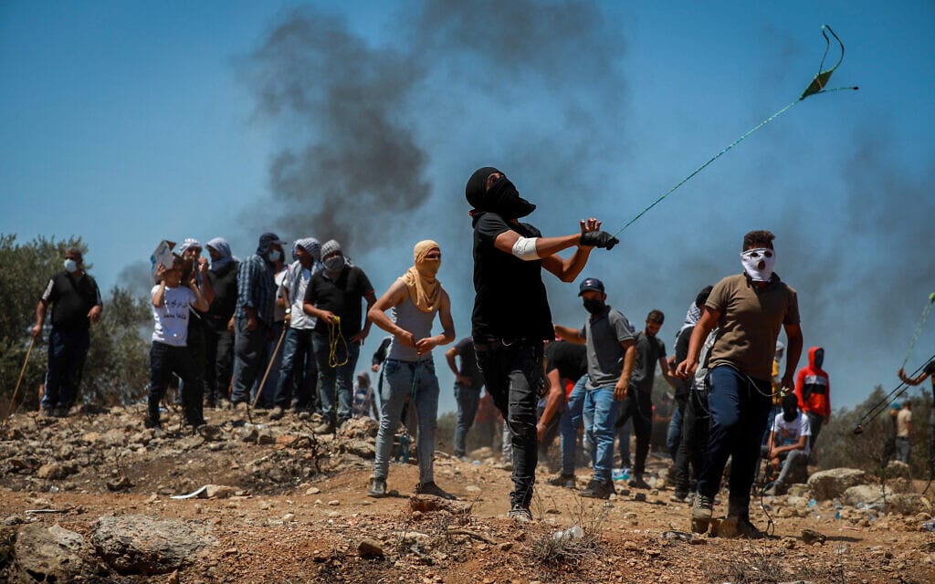פלסטינים מוחים נגד הקמת ההתנחלות אביתר, 2 ביולי 2021 (צילום: פלאש90)