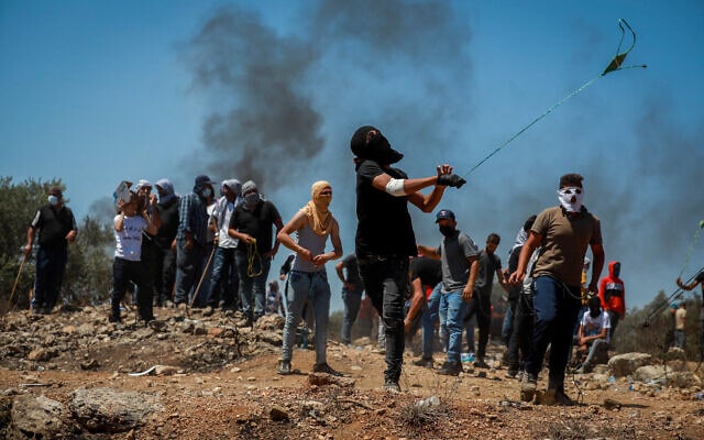 פלסטינים מוחים נגד הקמת ההתנחלות אביתר, 2 ביולי 2021 (צילום: פלאש 90)