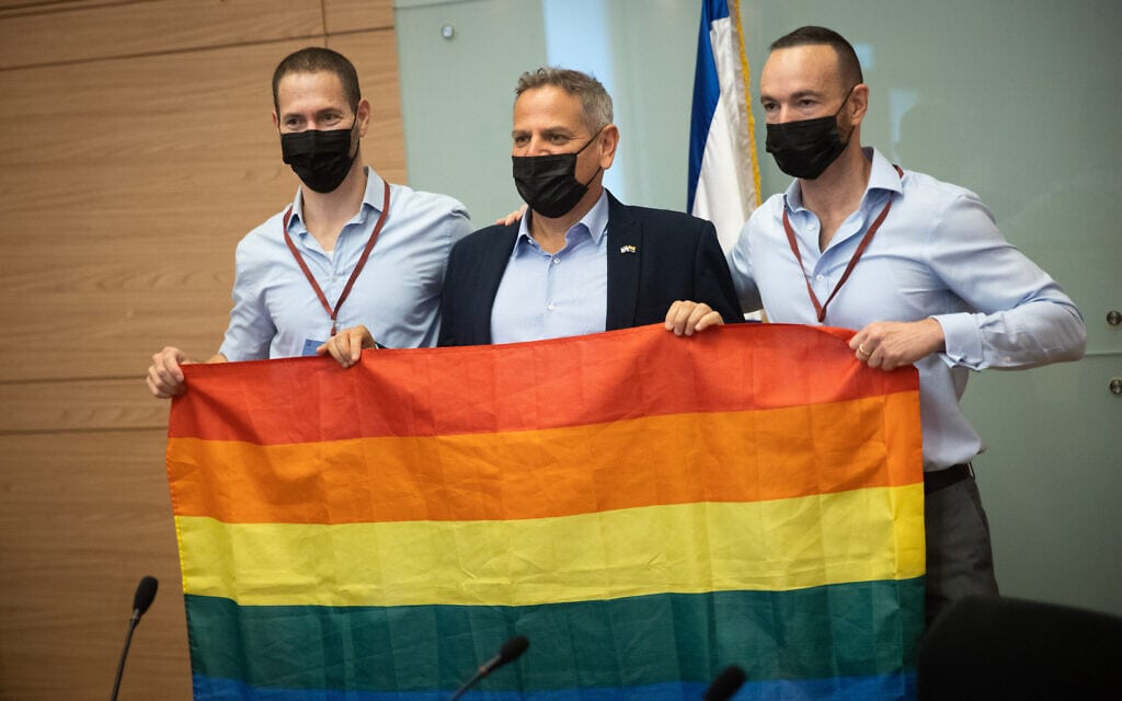 ניצן הורוביץ, איתי ויואב פנקס ארד, במסיבת עיתונאים אחרי פסיקת בג"ץ בסוגיית הפונדקאות לזוגות מאותו מין, 12 ביולי 2021 (צילום: יונתן זינדל/פלאש90)