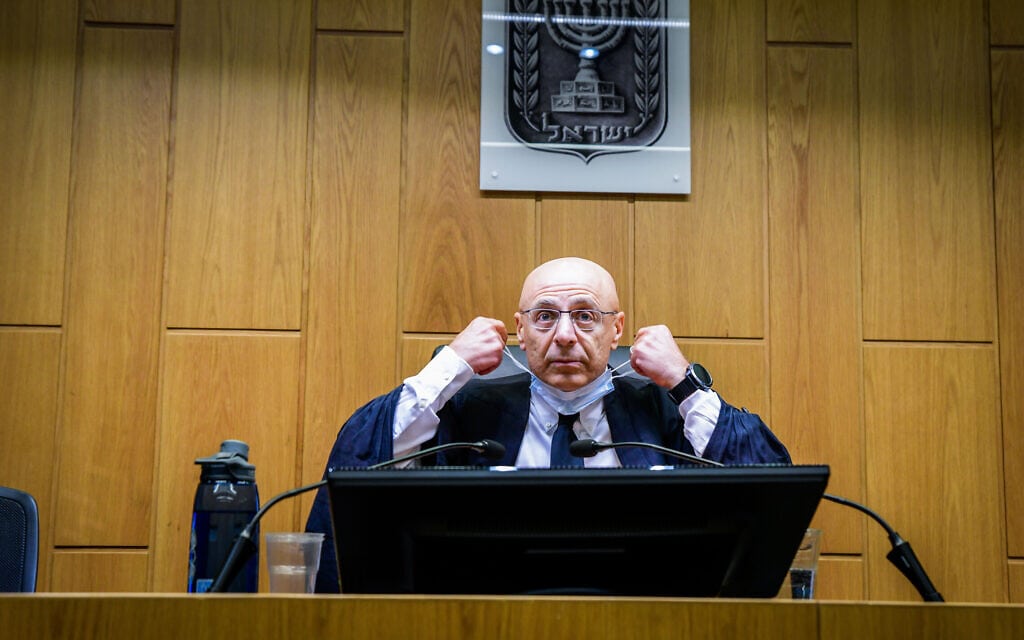 השופט ירון לוי לפני הקראת גזר דינה של פאינה קירשנבאום בבית המשפט המחוזי בתל אביב, 14 ביולי 2021 (צילום: אבשלום ששוני/פלאש90)