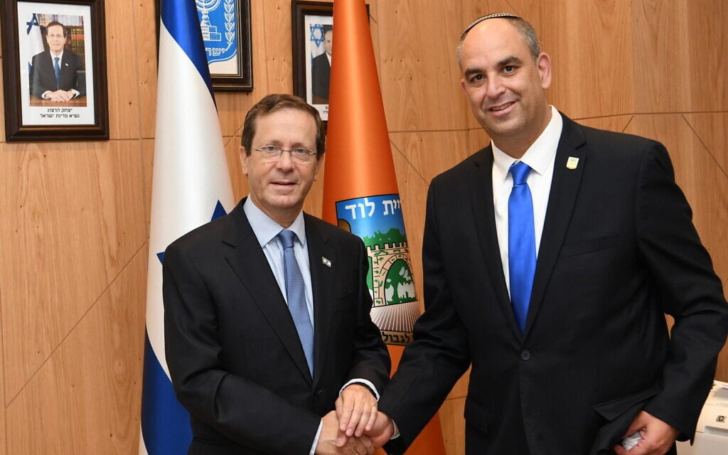 ראש עיריית לוד יאיר רביבו ונשיא המדינה יצחק הרצוג בביקור בעיר, 15 ביולי 2021 (צילום: עמוס בן גרשום / לע"מ) ראש עיריית לוד יאיר רביבו ונשיא המדינה יצחק הרצוג בביקור בעיר, 15 ביולי 2021 (צילום: עמוס בן גרשום / לע"מ)