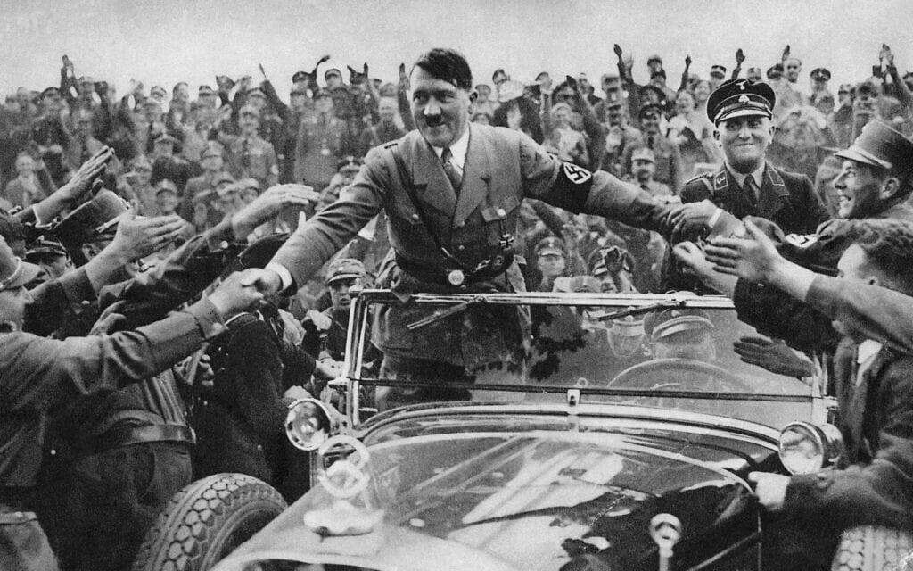 אדולף היטלר נהנה מהערצת ההמון, 1933