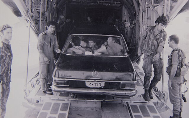 חיילי צה&quot;ל עם שובם מהמבצע באנטבה, יולי 1976, ללא יוני (צילום: דובר צה&quot;ל)