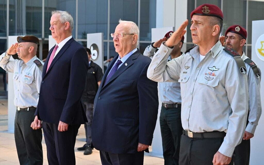 הרמטכ"ל אביב כוכבי, שר הביטחון בני גנץ ונשיא המדינה ראובן ריבלין בטקס פרידה בקריה, 06 ביולי, 2021 (צילום: אריאל חרמוני / משרד הביטחון) הרמטכ"ל אביב כוכבי, שר הביטחון בני גנץ ונשיא המדינה ראובן ריבלין בטקס פרידה בקריה, 06 ביולי, 2021 (צילום: אריאל חרמוני / משרד הביטחון)