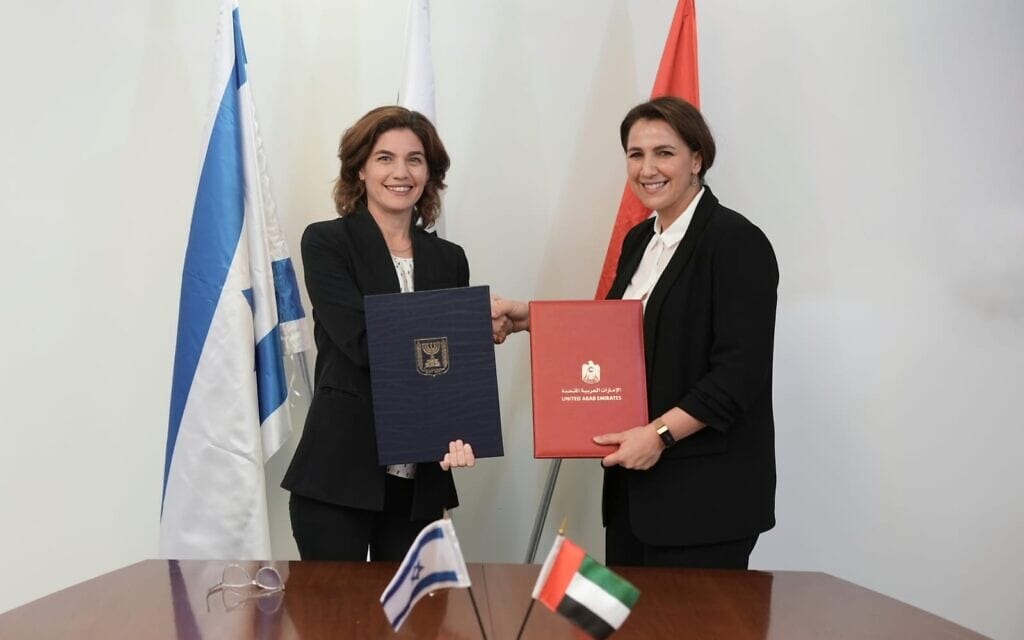 השרה להגנת הסביבה, תמר זנדברג, והשרה לביטחון מזון ומים באיחוד האמירויות הערביות, מרים אלמהירי, חתמו על מזכר הבנות לשיתוף פעולה בנושאי סביבה. תל אביב, 15 ביולי 2021 (צילום: בועז אופנהיים, לע"מ) השרה להגנת הסביבה, תמר זנדברג, והשרה לביטחון מזון ומים באיחוד האמירויות הערביות, מרים אלמהירי, חתמו על מזכר הבנות לשיתוף פעולה בנושאי סביבה. תל אביב, 15 ביולי 2021 (צילום: בועז אופנהיים, לע"מ)