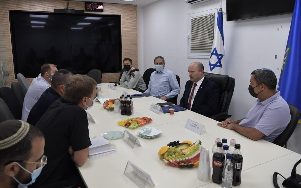 ראש הממשלה נפתלי בנט בפגישה עם ראשי רשויות מעוטף עזה. שדרות, 29 ביולי 2021 (צילום: קובי גדעון / לע"מ) ראש הממשלה נפתלי בנט בפגישה עם ראשי רשויות מעוטף עזה. שדרות, 29 ביולי 2021 (צילום: קובי גדעון / לע"מ)