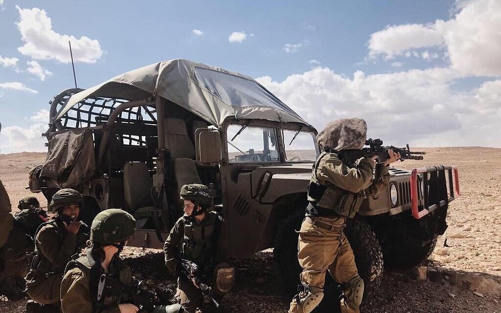 חיילי צה"ל בגבול ישראל מצרים, האחראים על תפיסת מבריחי סמים בגבול (צילום: דובר צה"ל)