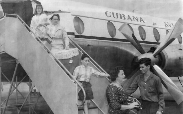 סבתה של רות בהר (נושאת קופסה) מהגרת מקובה לארצות הברית ב-1961 (צילום: באדיבות רות בהר)