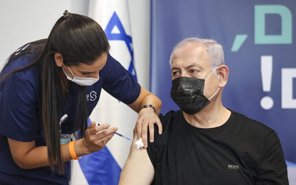 יושב ראש האופוזיציה בנימין נתניהו מקבל חיסון שלישי נגד קורונה בתל השומר, 30.7.2021 (צילום: יונתן זינדל, פלאש 90) יושב ראש האופוזיציה בנימין נתניהו מקבל חיסון שלישי נגד קורונה בתל השומר, 30.7.2021 (צילום: יונתן זינדל, פלאש 90)