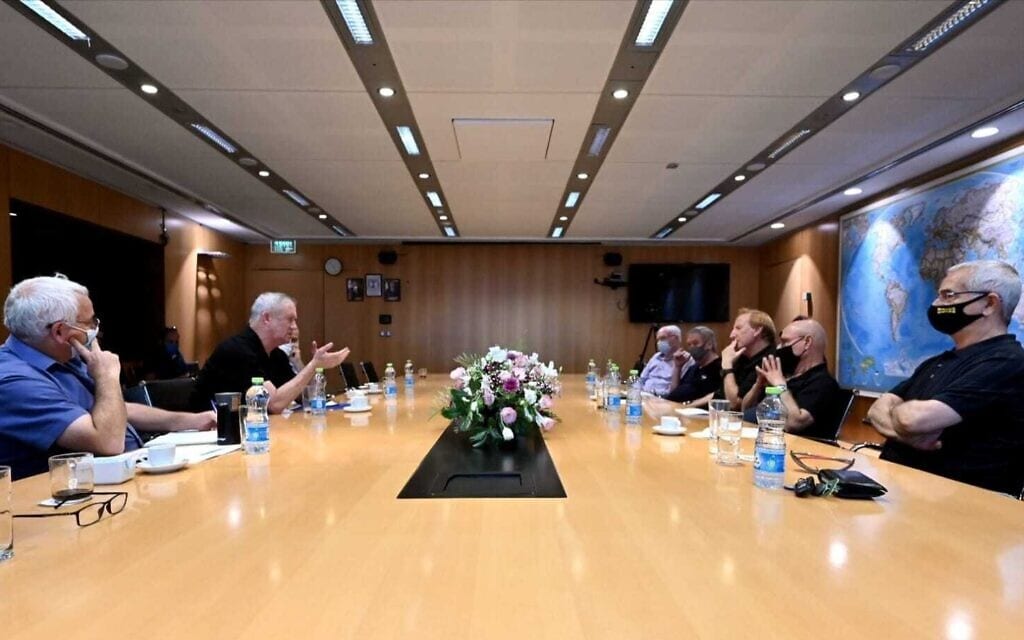שר הביטחון בני גנץ נפגש עם יו"ר התנועה לאיכות השלטון אליעד שרגא לדון בחקירת פרשת הצוללות, 23.7.2021 (צילום: אריאל חרמוני, משרד הביטחון) שר הביטחון בני גנץ נפגש עם יו"ר התנועה לאיכות השלטון אליעד שרגא לדון בחקירת פרשת הצוללות, 23.7.2021 (צילום: אריאל חרמוני, משרד הביטחון)