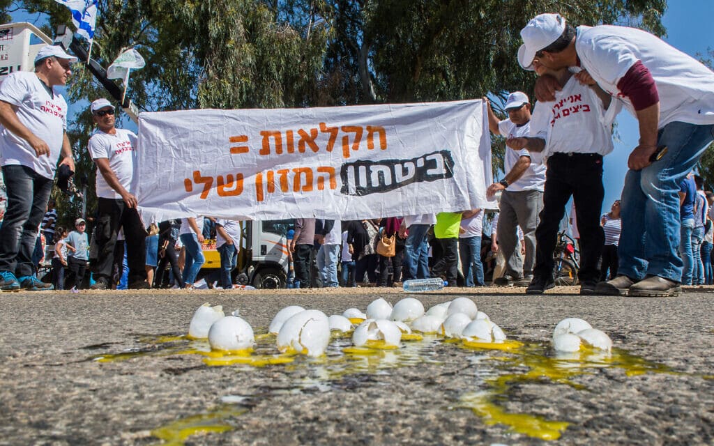 חקלאים מפגינים במושב אביבים בנגב נגד הכוונה לבטל את מכסות הביצים, 11.4.2021 (צילום: באסל עווידאת, פלאש 90) חקלאים מפגינים במושב אביבים בנגב נגד הכוונה לבטל את מכסות הביצים, 11.4.2021 (צילום: באסל עווידאת, פלאש 90)