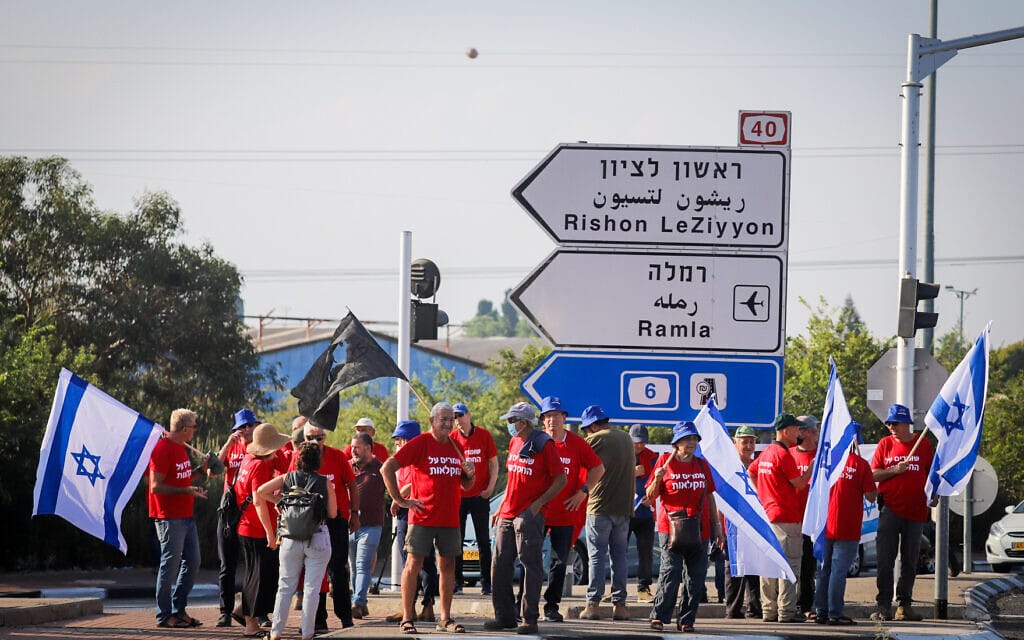 חקלאים מפגינים בצומת ביל"ו נגד הרפורמה בחקלאות, 29.7.2021 (צילום: יוסי אלוני, פלאש 90) חקלאים מפגינים בצומת ביל"ו נגד הרפורמה בחקלאות, 29.7.2021 (צילום: יוסי אלוני, פלאש 90)