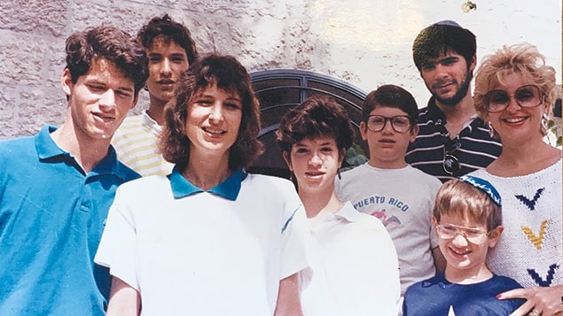 נפתלי בנט, שני משמאל, עם משפחת גולדברג מארה&quot;ב ב-1987 (צילום: באדיבות משפחת גולדברג)