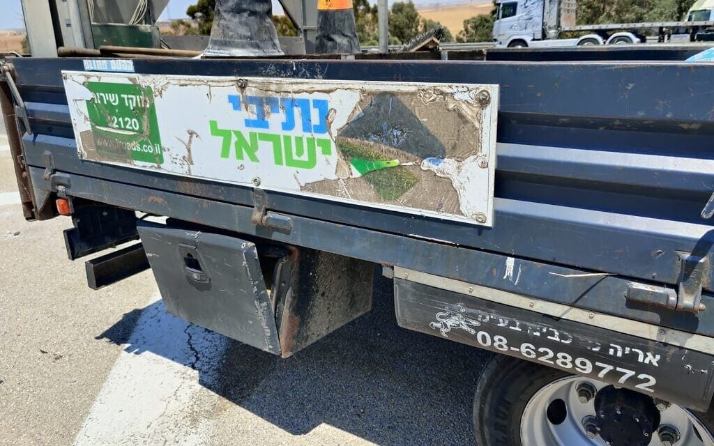 המשאית של נתיבי ישראל ממנה הושלכו הצמיגים לנחל אדוריים (צילום: יובל דקס)