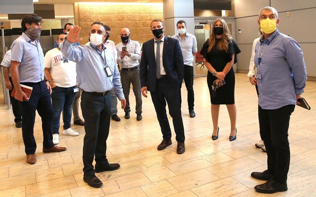 שר התיירות יואל רזבוזוב בסיור בנתב"ג, 14 ביולי 2021 (צילום: קוקו, דוברות רש"ת) שר התיירות יואל רזבוזוב בסיור בנתב"ג, 14 ביולי 2021 (צילום: קוקו, דוברות רש"ת)