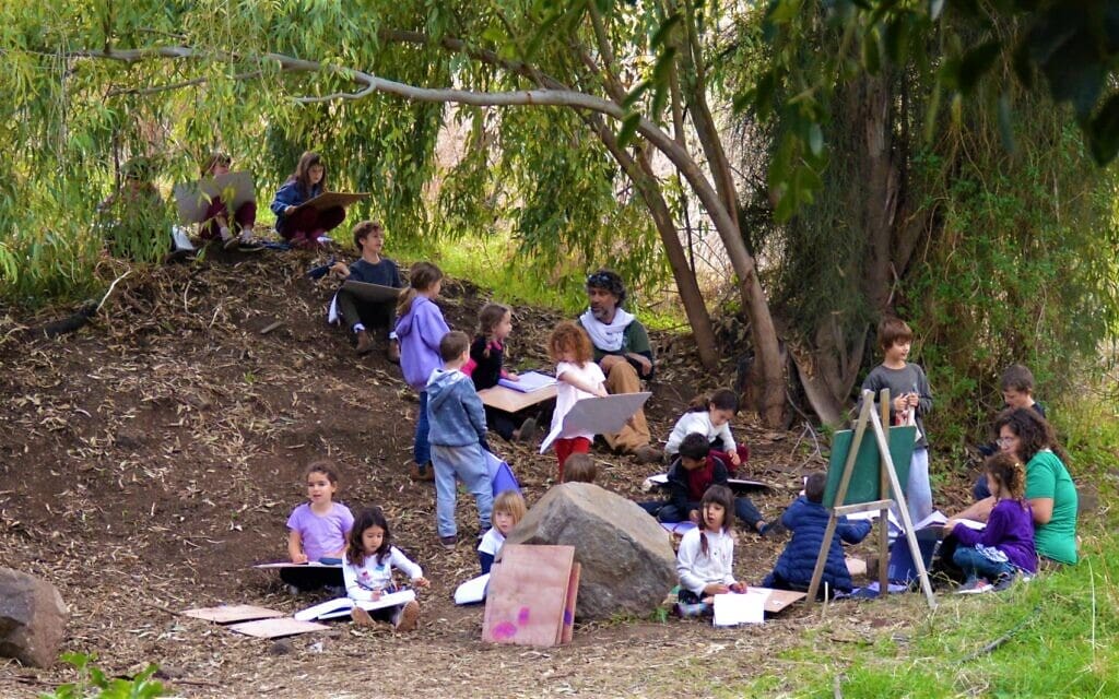 כיתת לימוד בבית ספר יער "נפתלי ביער" ביבנאל (צילום: עמוד הפייסבוק של "נפתלי ביער")