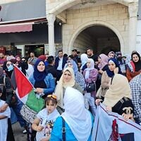 פלסטינים מפגינים מול מטה הוועדה לעניינים אזרחיים ברמאללה, 14 ביוני 2021 (צילום: courtesy)