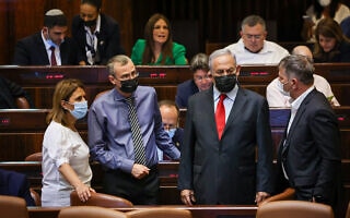 בנימין נתניהו עם בכירי סיעת הליכוד במליאת הכנסת, 28 ביולי 2021 (צילום: נועם מושקוביץ, דוברות הכנסת) בנימין נתניהו עם בכירי סיעת הליכוד במליאת הכנסת, 28 ביולי 2021 (צילום: נועם מושקוביץ, דוברות הכנסת)