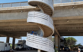 המדרגות בדרך מבצע קדש, על הגבול בין רמת גן לבני ברק (צילום: אביב לביא) המדרגות בדרך מבצע קדש, על הגבול בין רמת גן לבני ברק (צילום: אביב לביא)