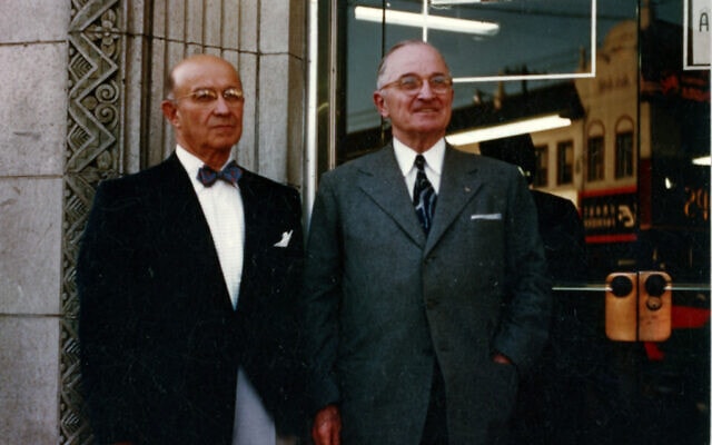 אדי ג&#039;ייקובסון, משמאל, עם נשיא ארצות הברית לשעבר הארי טרומן (צילום: באדיבות הארכיון הלאומי של ארצות הברית)