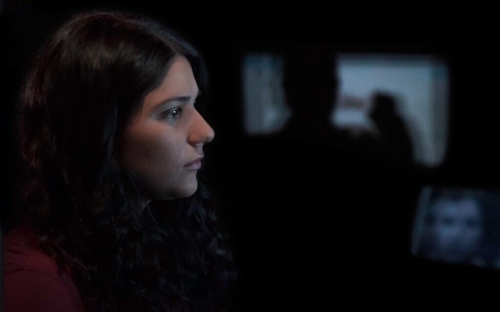 מאיה לוי צופה בצילומי הסכסוך הישראלי-פלסטיני בסרט התעודה "מראה" (צילום: באדיבות חברת ההפקה עצמור)