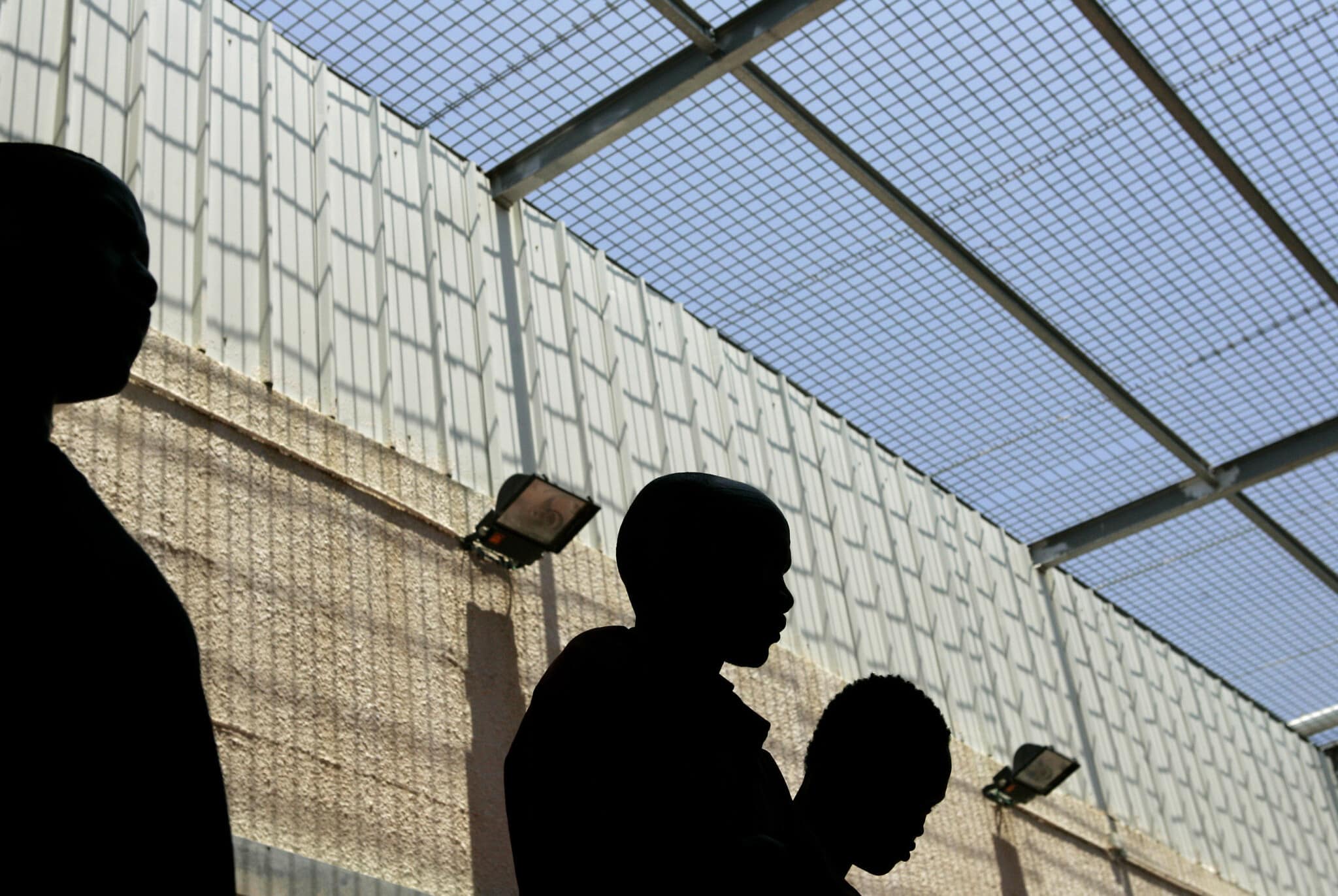 פליטים מסודאן בחצר כלא מעשיהו ברמלה, 28 במאי 2006 (צילום: Frayer)