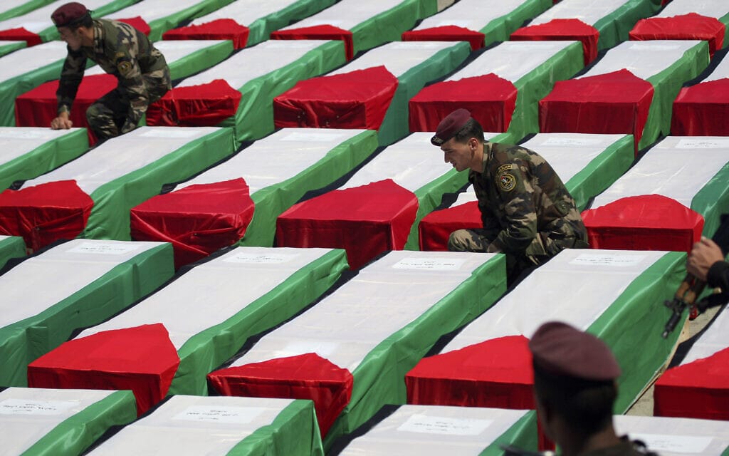 גופות מחבלים פלסטינים שהוחזרו לרשות הפלסטינית מוכנים לקבורה ברמאללה, 31 במאי 2012 (צילום: AP Photo/Mohammed Ballas)