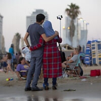 בני זוג על חוף הים. אילוסטרציה (צילום: AP Photo/Oded Balilty)