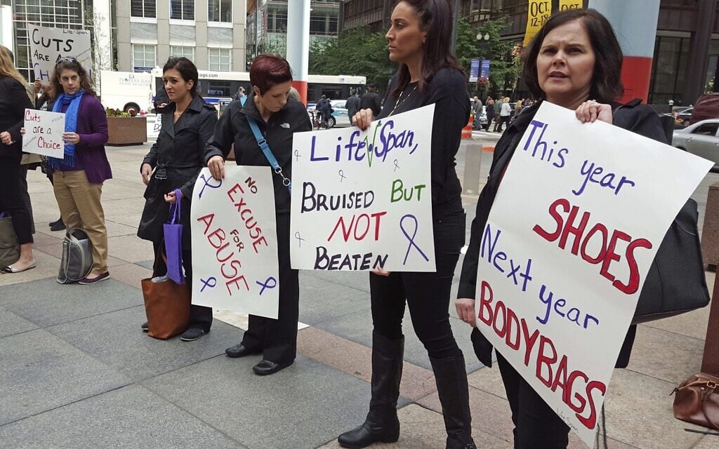 הפגנה למען קורבנות התעללות במשפחה מול משרדי מדינה בשיקגו, 1 באוקטובר 2015 (צילום: AP Photo/Sophia Tareen, File)