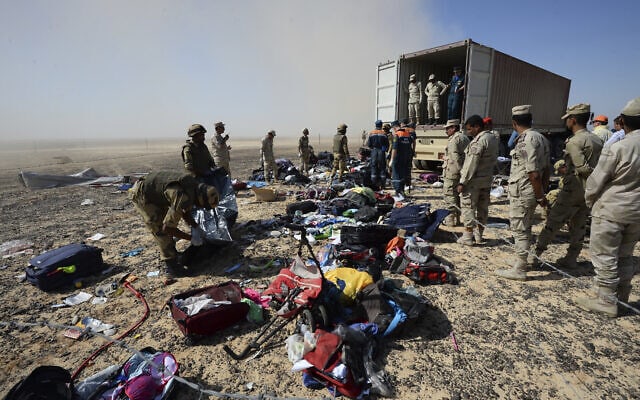 חיילים מצריים אוספים חפצים אישיים של קורבנות טיסה 9268 של מטרוג&#039;ט שהתרסקה ב-31 באוקטובר 2015 בסיני, 2 בנובמבר 2015 (צילום: Russian Ministry for Emergency Situations via AP, File)