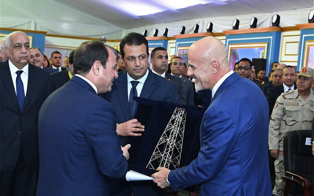 מנכ&quot;ל חברת הגז הטבעי Eni האיטלקית, קלאודיו דסקלצי, מעניק מתנה לנשיא מצרים עבד אל-פתאח א-סיסי לרגל חתימת הסכם אספקת הגז למצרים. פורט סעיד, 31 בינואר 2018 (צילום: MENA via AP)