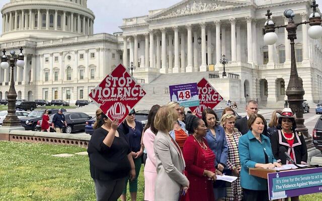 הסנאטורית איימי קלובשר קוראת לסנאט להעלות מחדש את החוק העוסק באלימות כלפי נשים, 22 במאי 2019 (צילום: AP Photo/Matthew Daly)