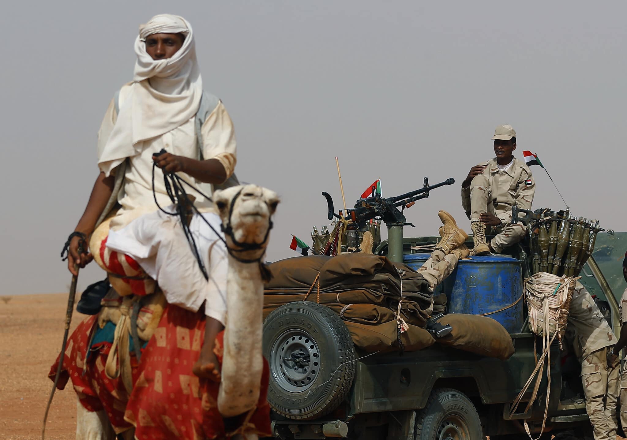 הגנרל מוחמד חמדאן דגלו, סגן ראש המועצה הצבאית הסודאנית, יושב על רכבו, מוקף בחיילי יחידת כוחות הסיוע המהיר, במהלך מצעד שבטי בתמיכת הצבא במחוז הנילוס המזרחי בסודאן, 22 ביוני 2019