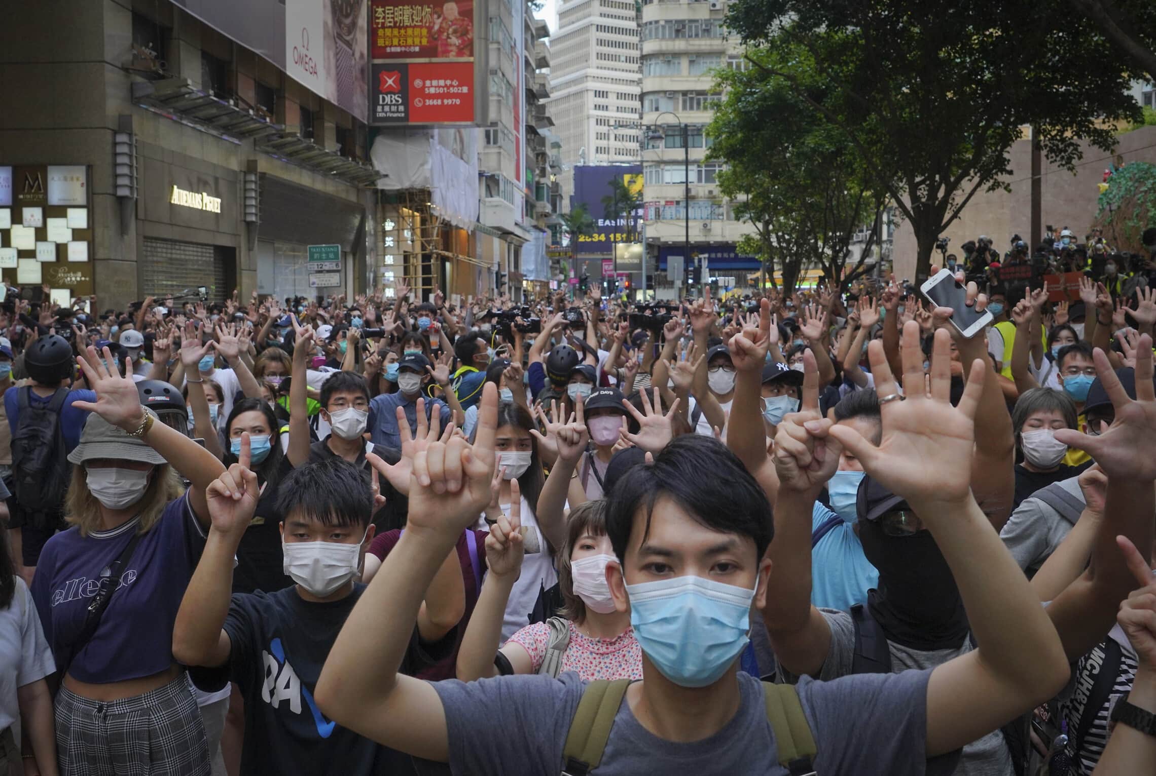 מפגינים מוחים נגד חוק הביטחון הלאומי בהונג קונג ביום השנה למסירה של הונג קונג לסין, 1 ביולי 2020 (צילום: AP Photo/Vincent Yu, file)