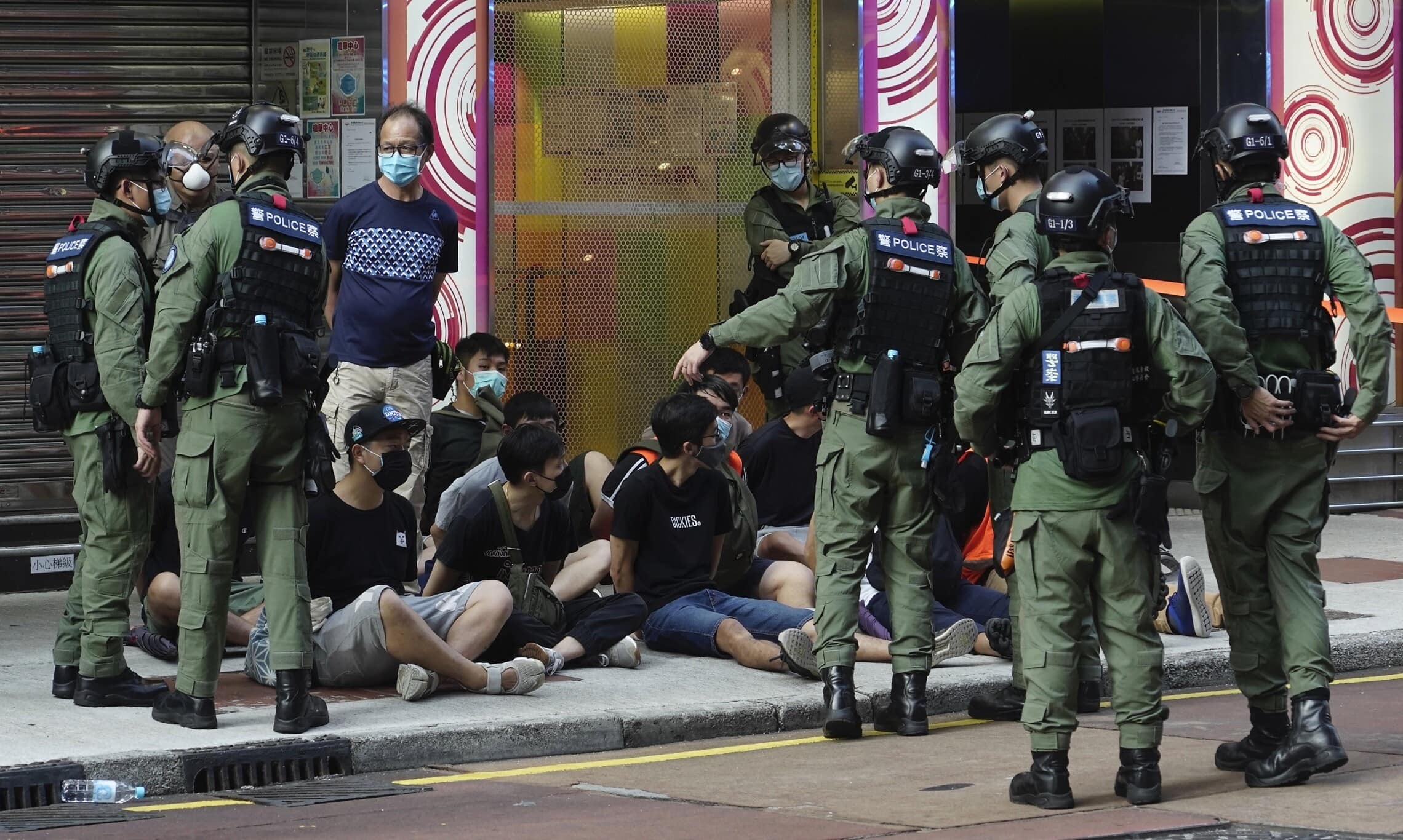 מפגינים נעצרים על ידי שוטרים בהונג קונג, 6 בספטמבר 2020 (צילום: Vincent Yu, AP)