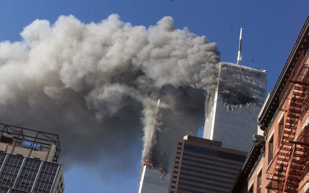 עשן מיתמר בניו יורק ממגדלי התאומים, שנפגעו בהתקפת טרור, 11 בספטמבר 2001 (צילום: AP Photo/Richard Drew, File)