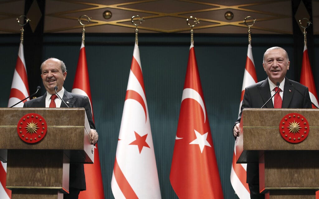 נשיא טורקיה רג'יפ טאיפ ארדואן ונשיא קפריסין הטורקית המוכרת רק על ידי טורקיה, ארסין טטאר. (צילום: Turkish Presidency via AP, Pool)
