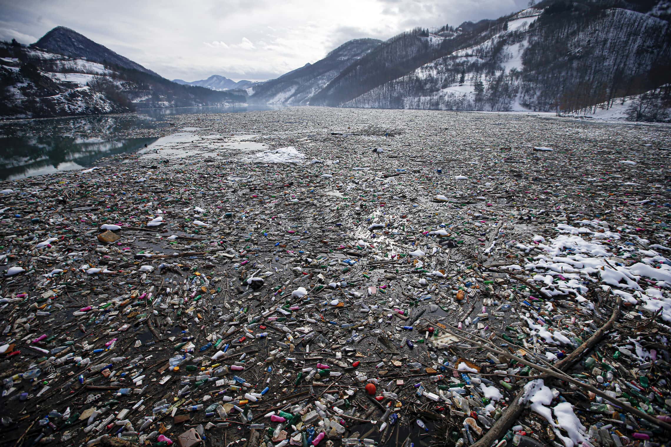 פלסטיק ופסולת מכסים את אגם פוטפקו בסרביה, ינואר 2021 (צילום: AP Photo/Darko Vojinovic)