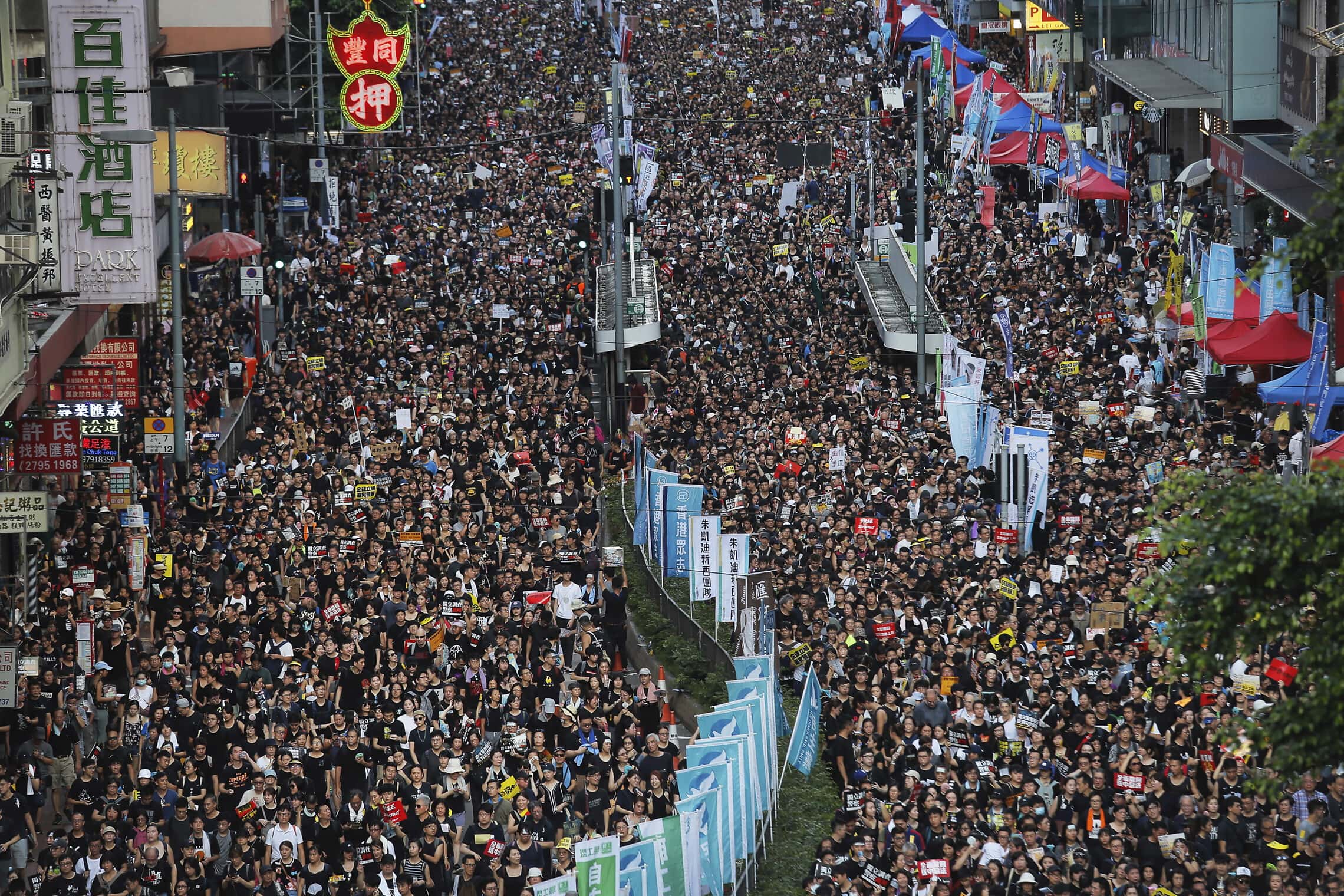 מפגינים מוחים ברחובות הונג קונג, 1 ביולי 2019 (צילום: AP Photo/Kin Cheung, File)