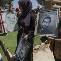 מפגינים פלסטינים נושאים תמונות של הרוגים בהפגנות. (צילום: AP Photo/Nasser Nasser)
