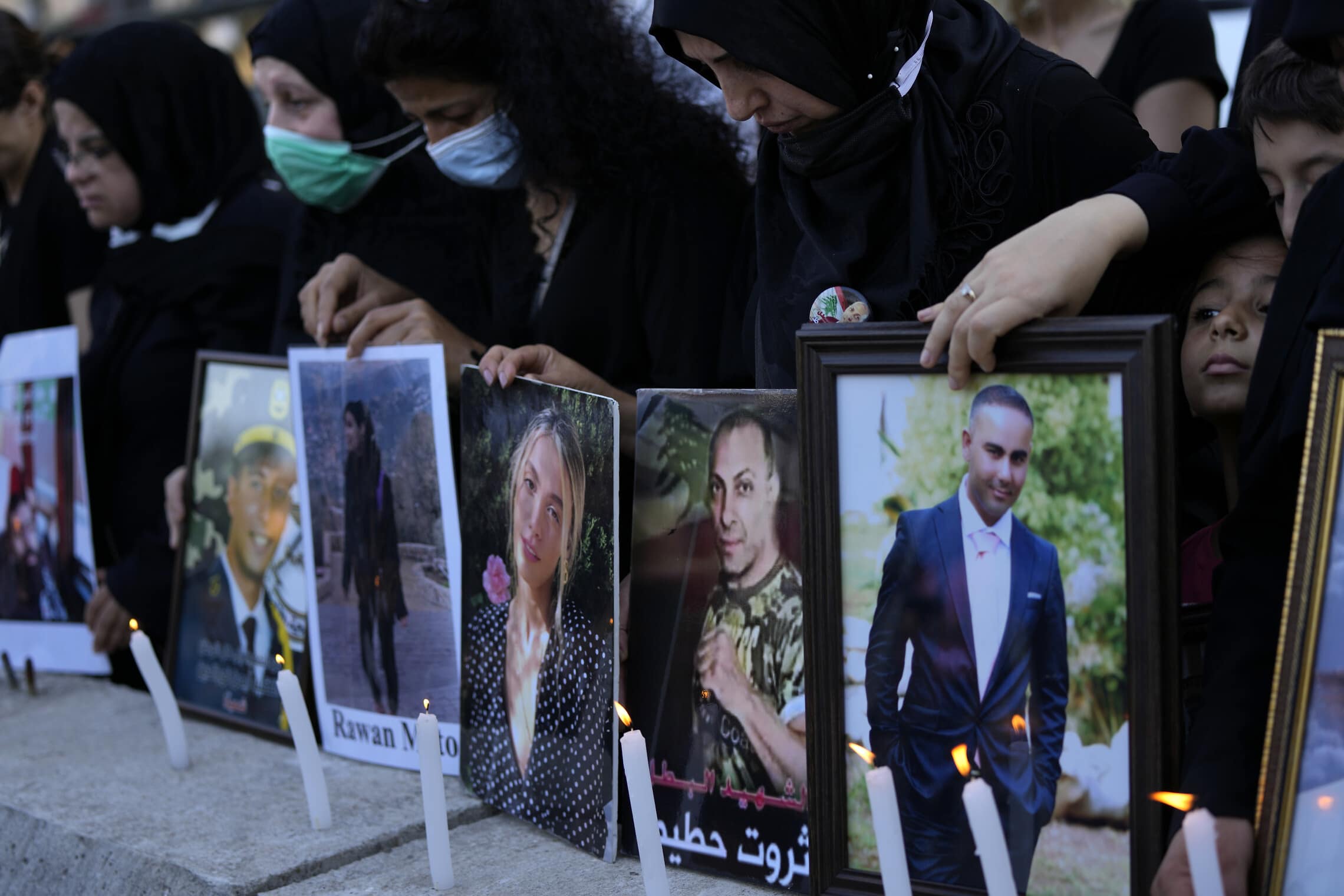 בני משפחותיהם של הקורבנות מהאסון בנמל ביירות עורכים אזכרה ב-4 ביולי 2021 (צילום: AP Photo/Hassan Ammar)