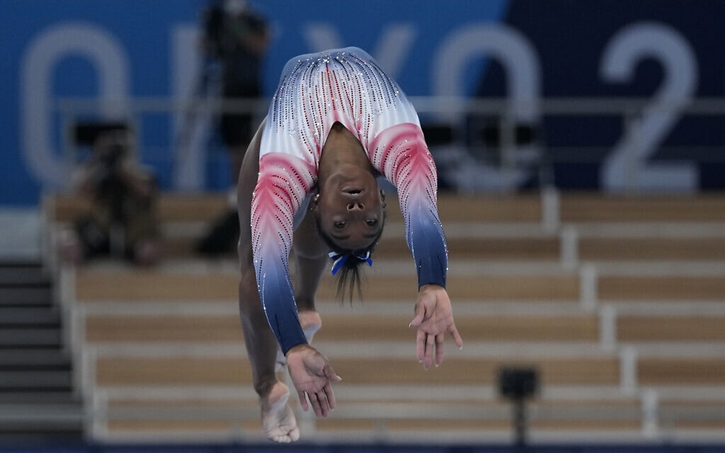 סימון ביילס מבצעת את תרגיל הקורה שזיכה אותה במדליית ארד באולימפיאדת טוקיו, 3 באוגוסט 2021 (צילום: AP Photo/Natacha Pisarenko)