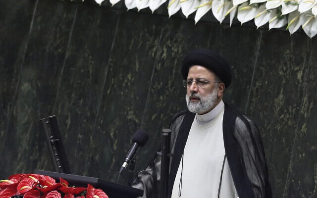 אבראהים ראיסי נושא נאום בפרלמנט לאחר שהושבע לנשיא איראן, 5 באוגוסט 2021 (צילום: Vahid Salemi, AP)