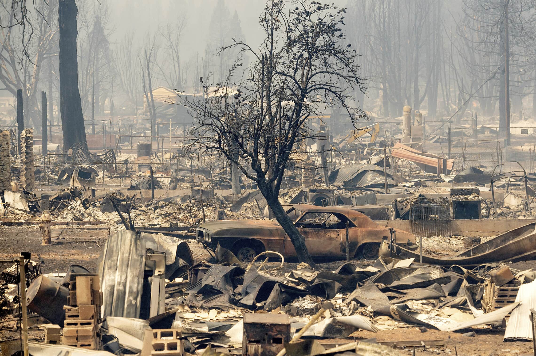 העיירה גרינוויל בקליפורניה נהרסה כליל בעקבות שרפות הענק שמתחוללות שם, 5 באוגוססט 2021 (צילום: AP Photo/Noah Berger)