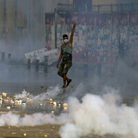 מפגינים נגד ממשלת לבנון במלאת שנה לפיצוץ בנמל ביירות, 4 באוגוסט 2021 (צילום: AP Photo/Bilal Hussein)
