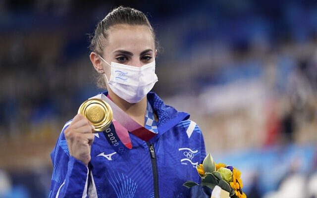 המתעמלת לינוי אשרם זוכה במדליית זהב בתחרות קרב-רב בהתעמלות אמנותית באולימפיאדת טוקיו, 7 באוגוסט 2021 (צילום: AP Photo/Ashley Landis)