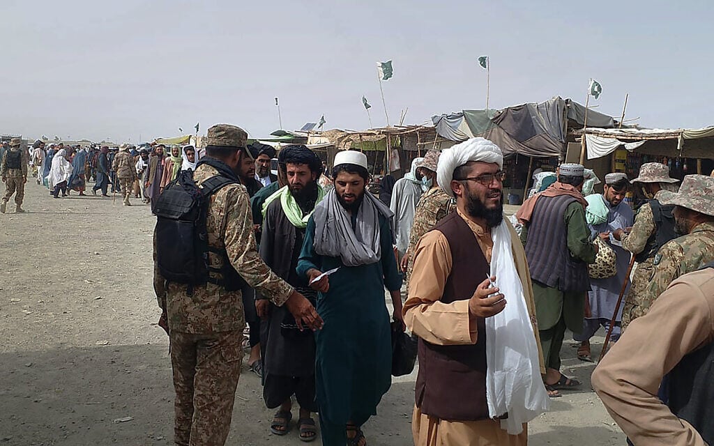 אזרחים אפגנים עוזבים את המדינה במעבר הגבול עם פקיסטן, 16 באוגוסט 2021 (צילום: AP Photo/Jafar Khan)
