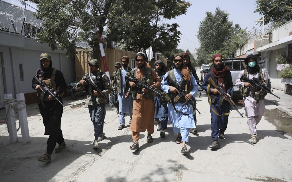 חיילי טליבאן מפטרלים ברחובות קאבול, אפגניסטן, 18 באוגוסט 2021 (צילום: AP Photo/Rahmat Gul)