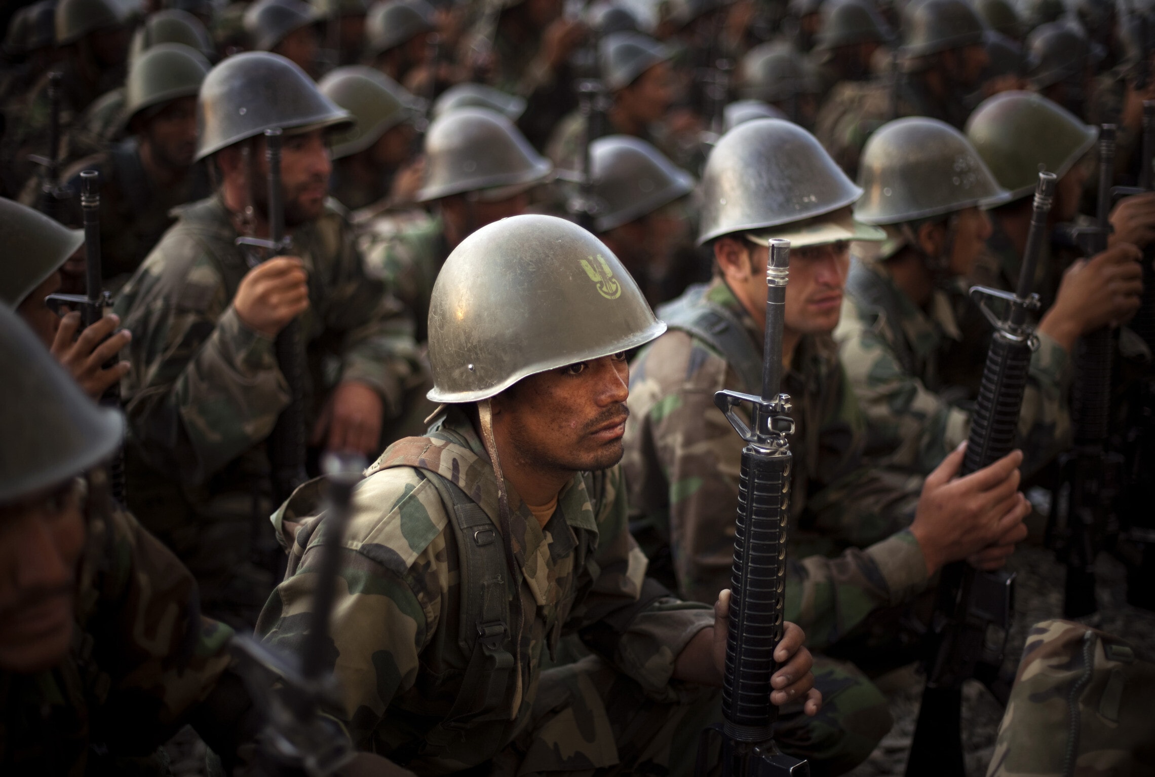 טירונים בצבא אפגניסטן במהלך תדרוך, 19 ביולי 2009 (צילום: AP Photo/Emilio Morenatti)